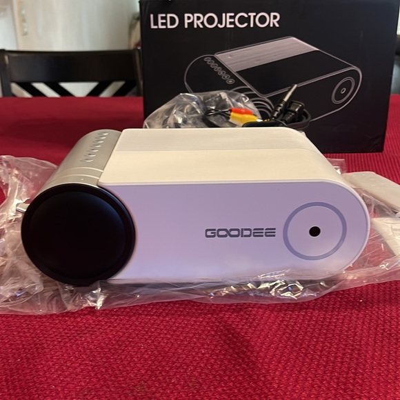 GooDee Mini Home Theater Projector 7500L  w/ case, cords & remote - Picture 5 of 12